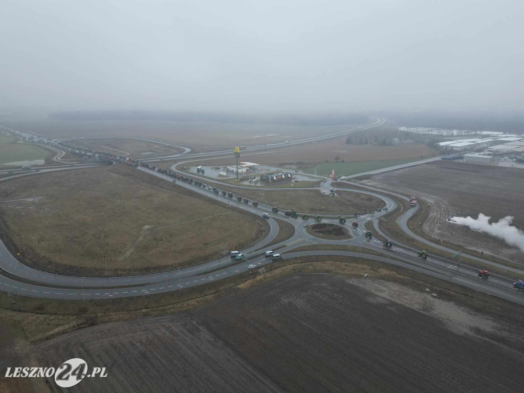 Pożar na blokadzie rolniczej w okolicach Leszna