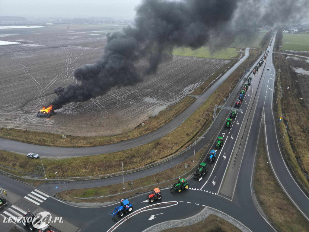 Pożar na blokadzie rolniczej w okolicach Leszna