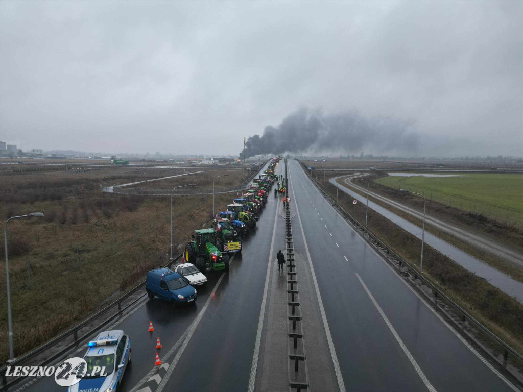 Pożar na blokadzie rolniczej w okolicach Leszna