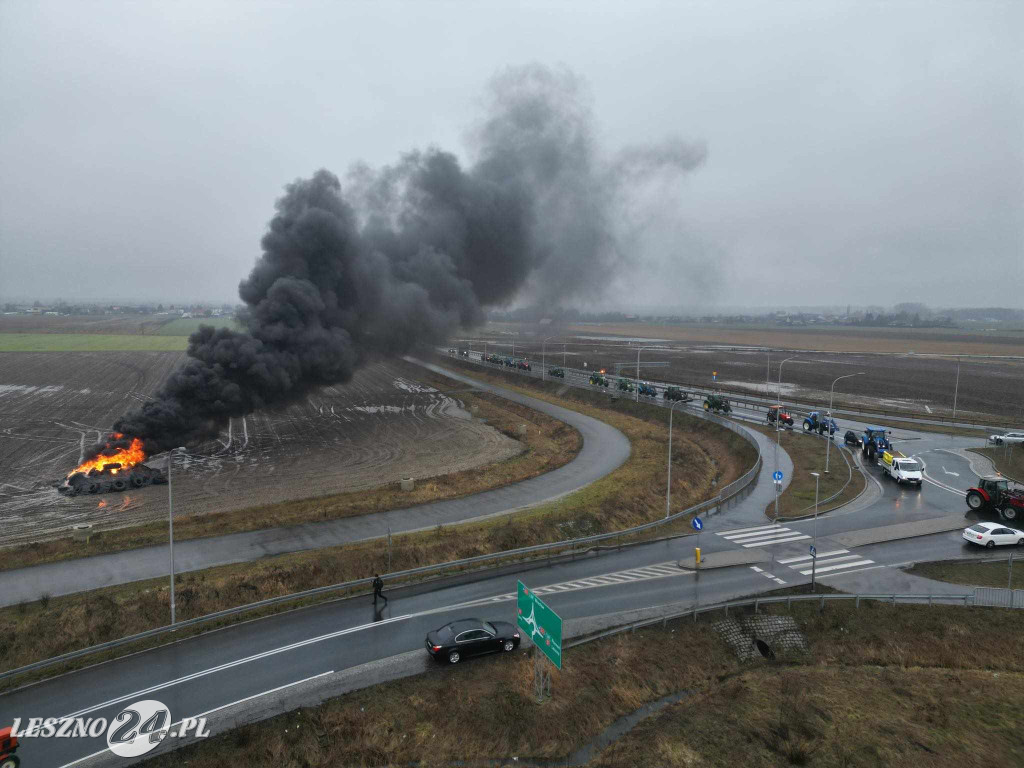 Pożar na blokadzie rolniczej w okolicach Leszna