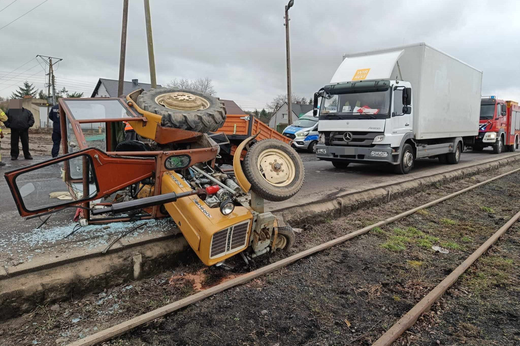 Ciężarówka uderzyła w traktor