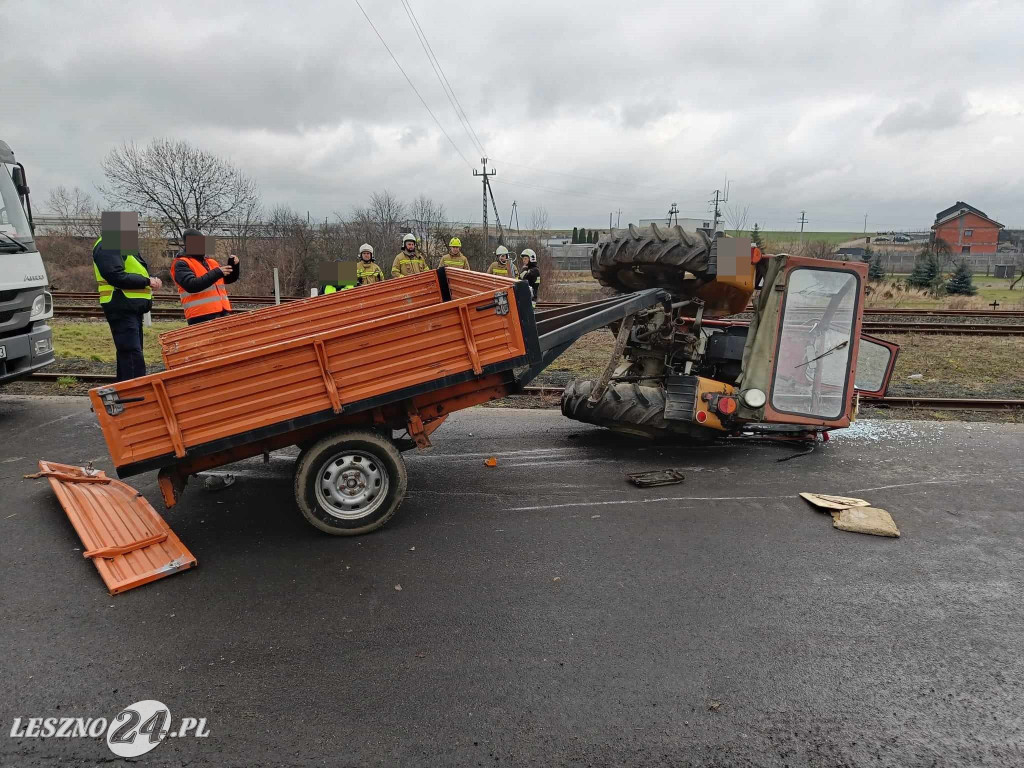 Ciężarówka uderzyła w traktor
