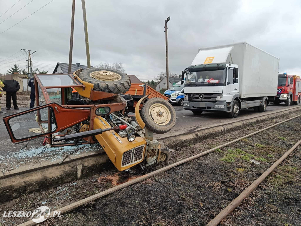 Ciężarówka uderzyła w traktor