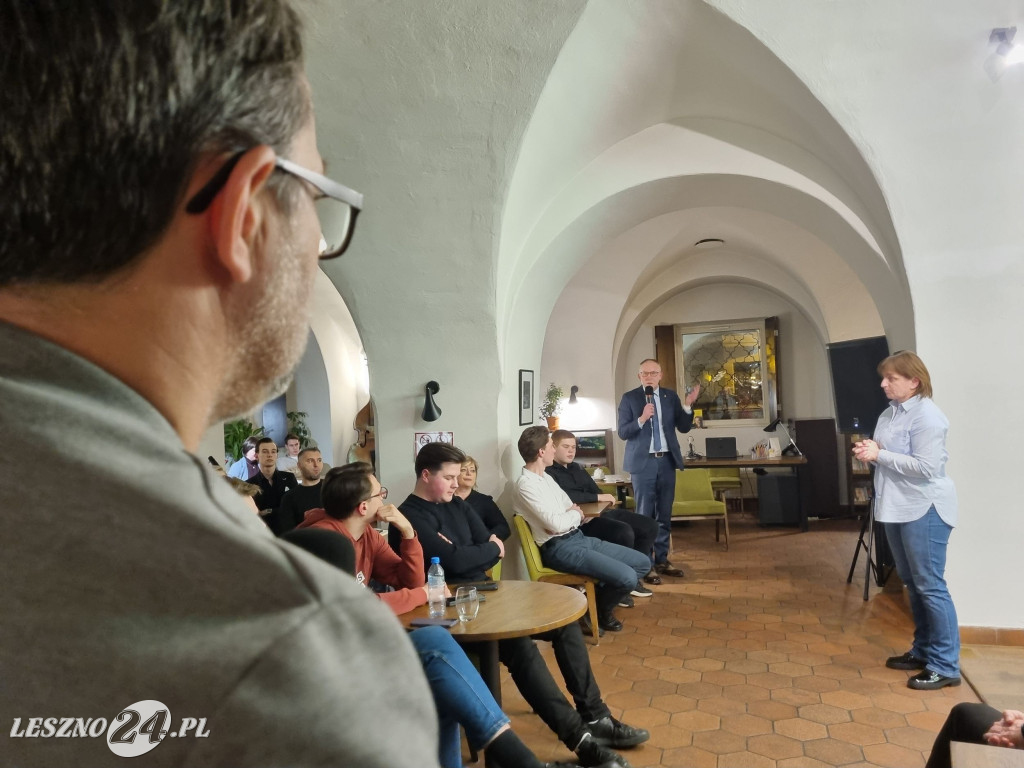 Młodzież rozmawiała o Lesznie i wyborach