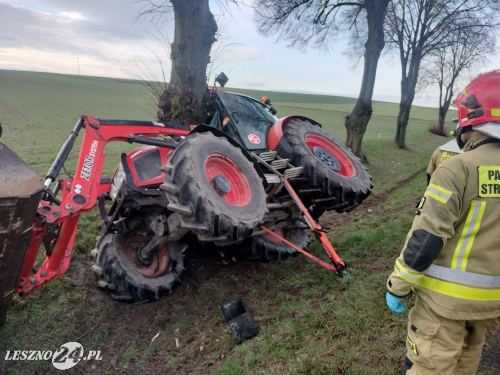 Ciągnik wjechał w drzewo. Traktorzysta w szpitalu