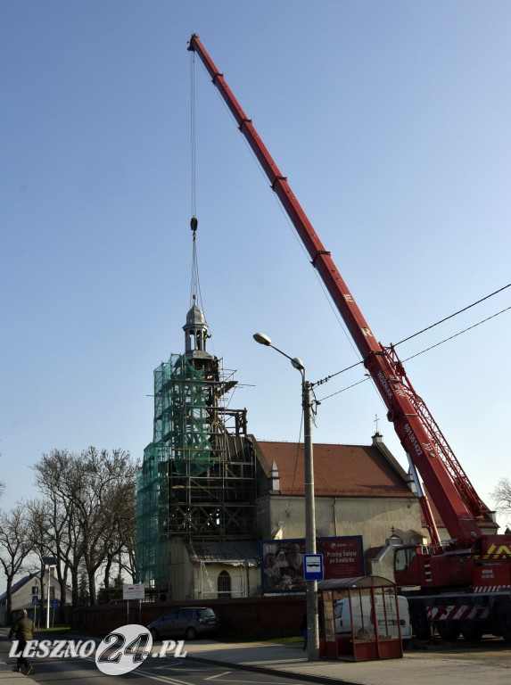 Zdejmowanie kopuły z wieży kościoła w Mórkowie