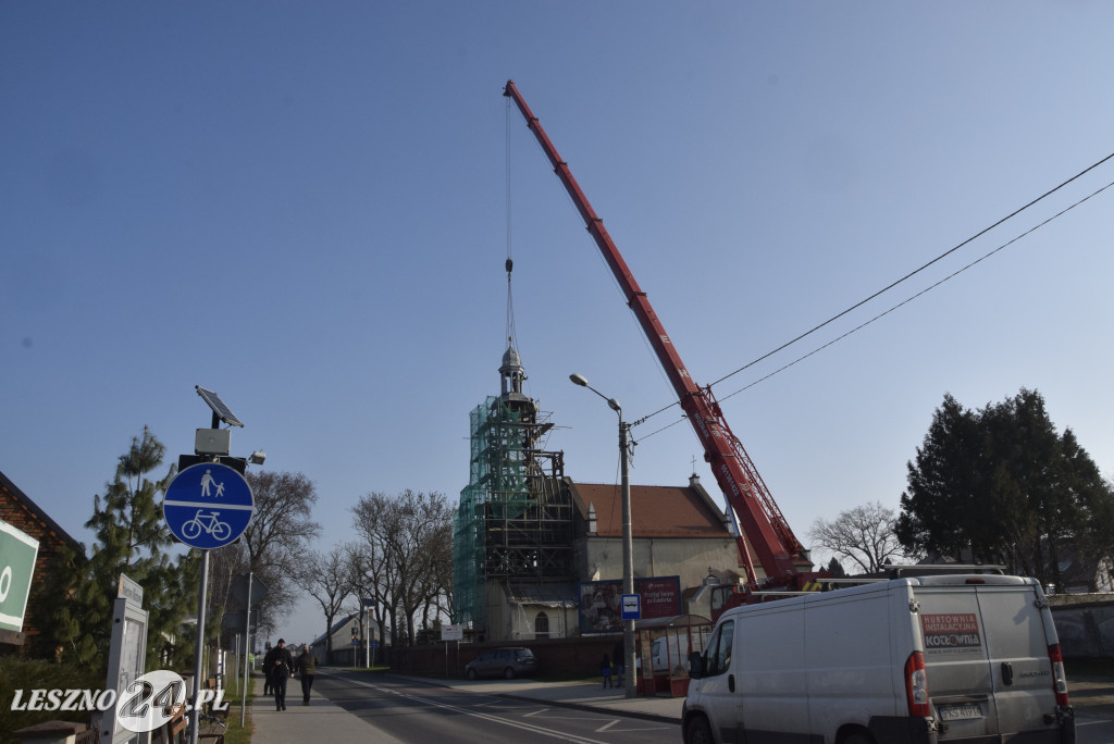 Zdejmowanie kopuły z wieży kościoła w Mórkowie