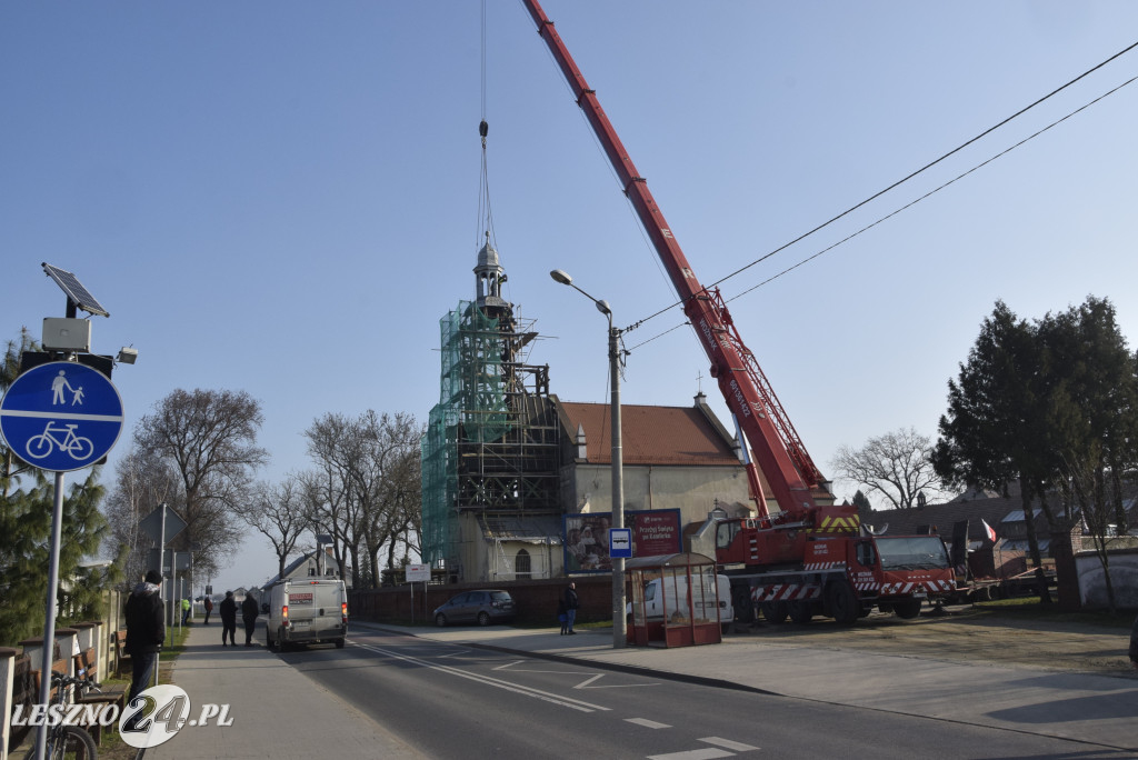 Zdejmowanie kopuły z wieży kościoła w Mórkowie