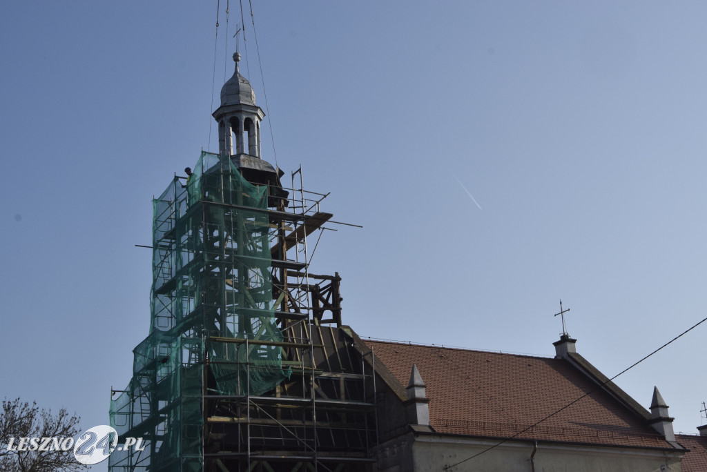 Zdejmowanie kopuły z wieży kościoła w Mórkowie