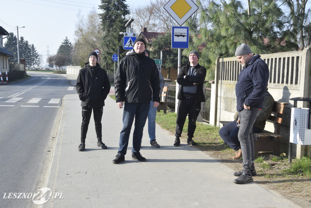 Zdejmowanie kopuły z wieży kościoła w Mórkowie