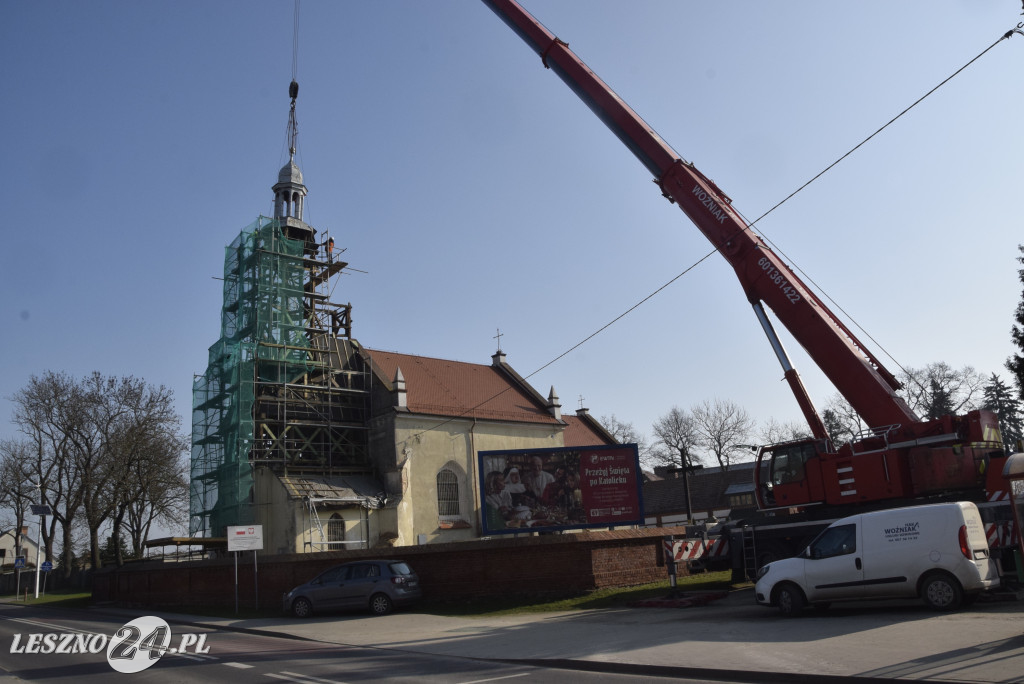 Zdejmowanie kopuły z wieży kościoła w Mórkowie