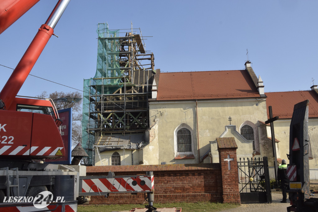 Zdejmowanie kopuły z wieży kościoła w Mórkowie