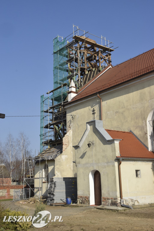 Zdejmowanie kopuły z wieży kościoła w Mórkowie
