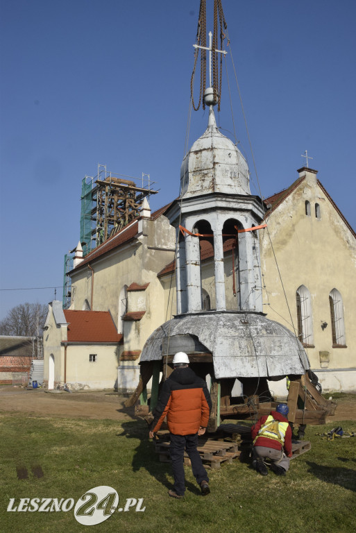 Zdejmowanie kopuły z wieży kościoła w Mórkowie