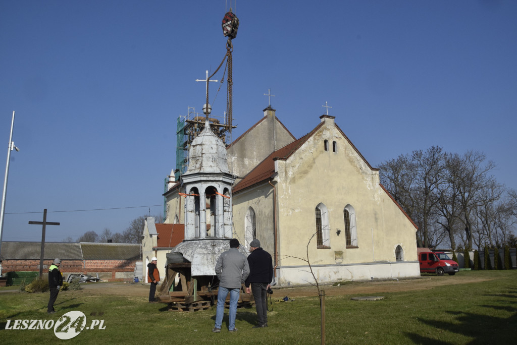 Zdejmowanie kopuły z wieży kościoła w Mórkowie
