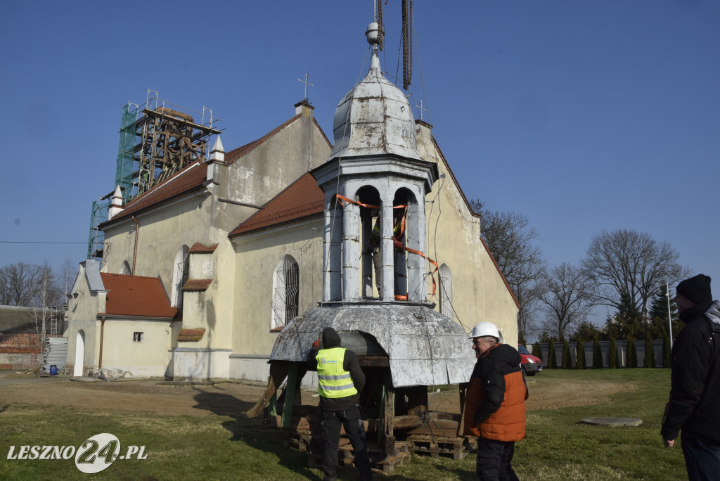 Zdejmowanie kopuły z wieży kościoła w Mórkowie