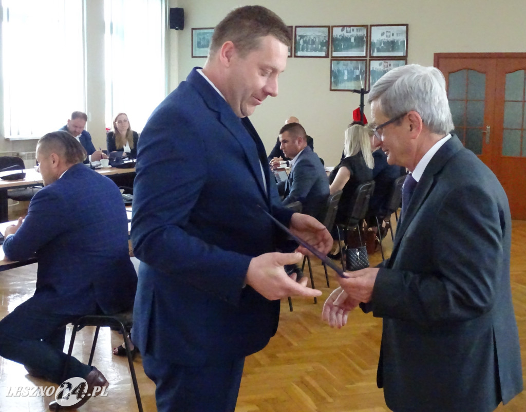 I sesja radnych Osiecznej. Ślubowanie burmistrza
