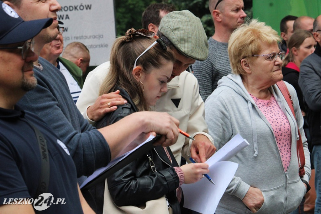 Mnóstwo zabytkowych pojazdów na rajdzie