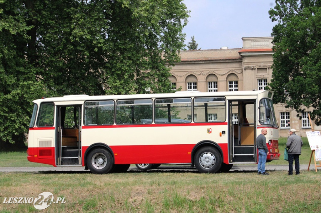 Mnóstwo zabytkowych pojazdów na rajdzie