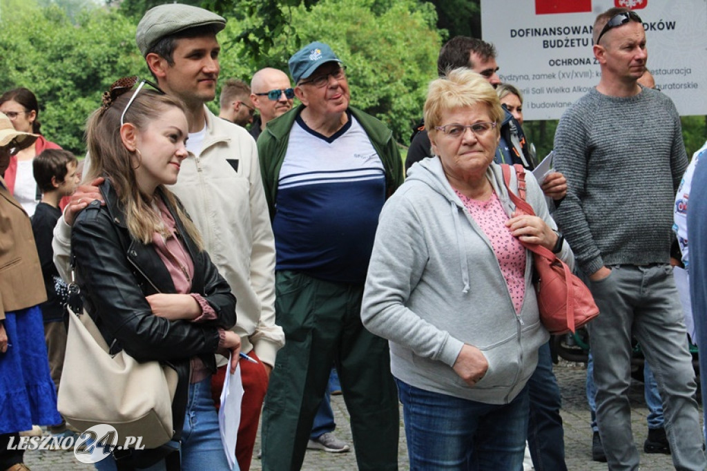 Mnóstwo zabytkowych pojazdów na rajdzie