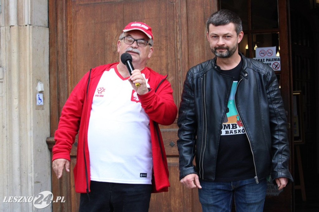 Mnóstwo zabytkowych pojazdów na rajdzie