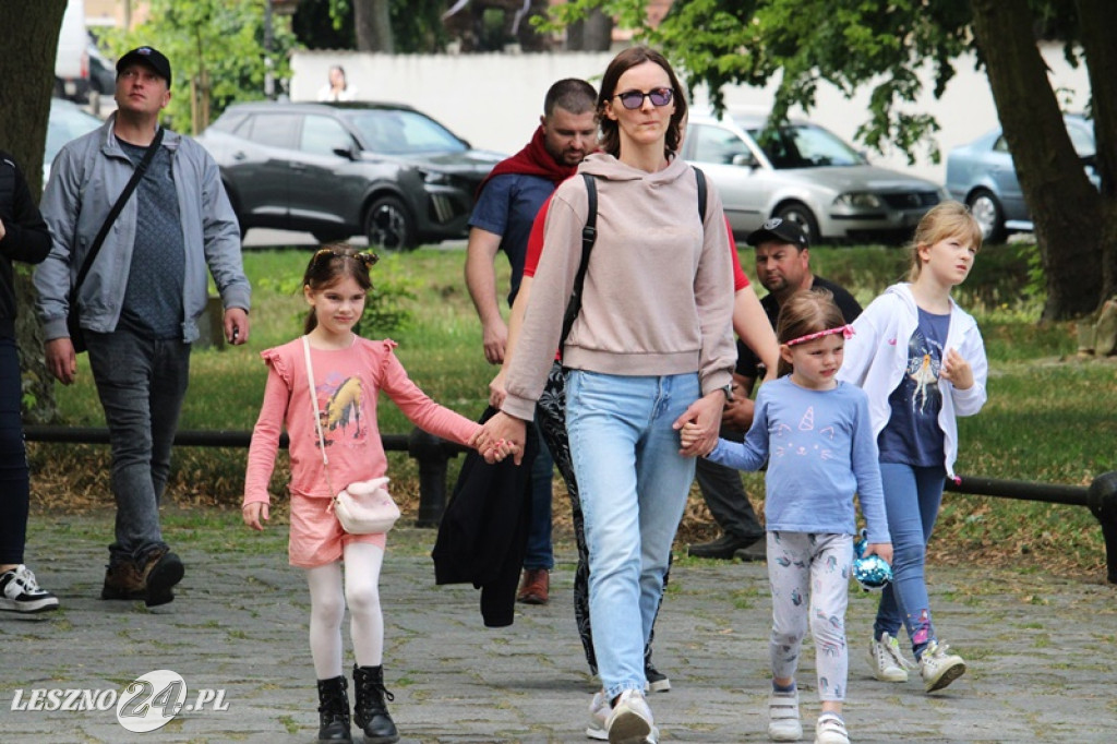 Mnóstwo zabytkowych pojazdów na rajdzie