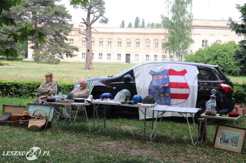 Mnóstwo zabytkowych pojazdów na rajdzie