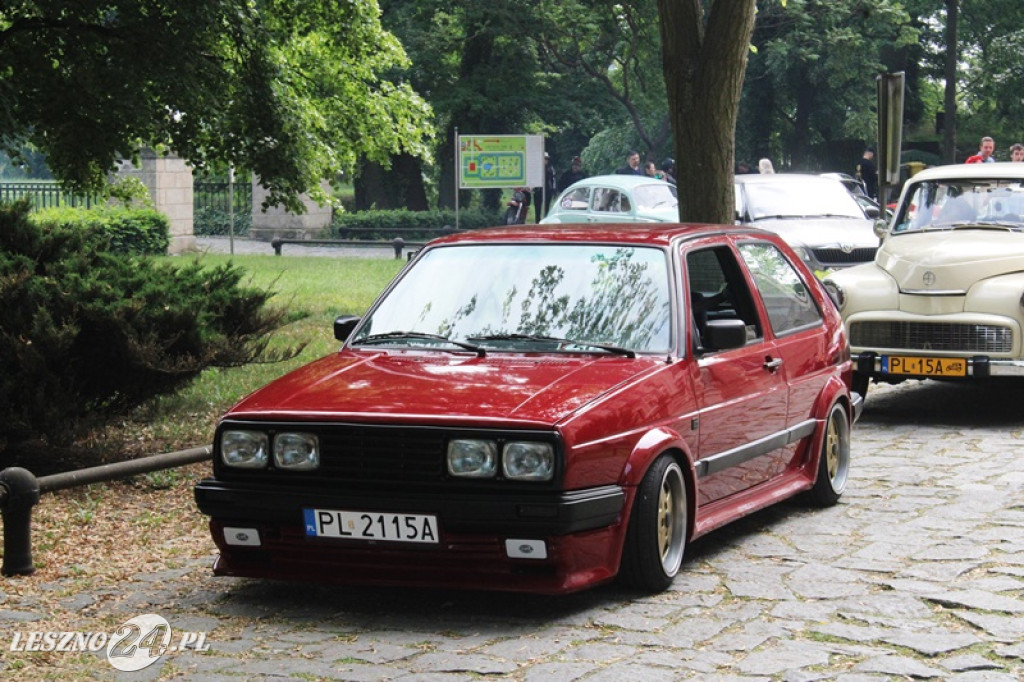 Mnóstwo zabytkowych pojazdów na rajdzie