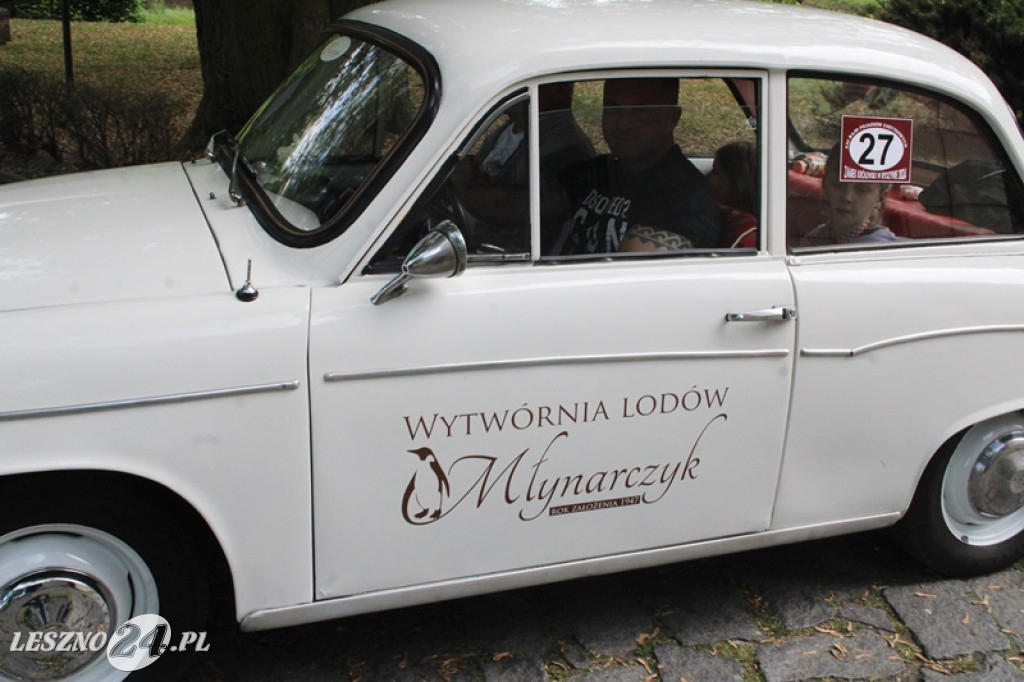Mnóstwo zabytkowych pojazdów na rajdzie