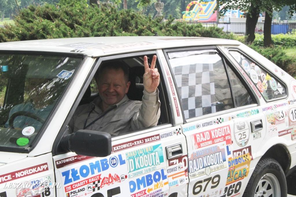 Mnóstwo zabytkowych pojazdów na rajdzie