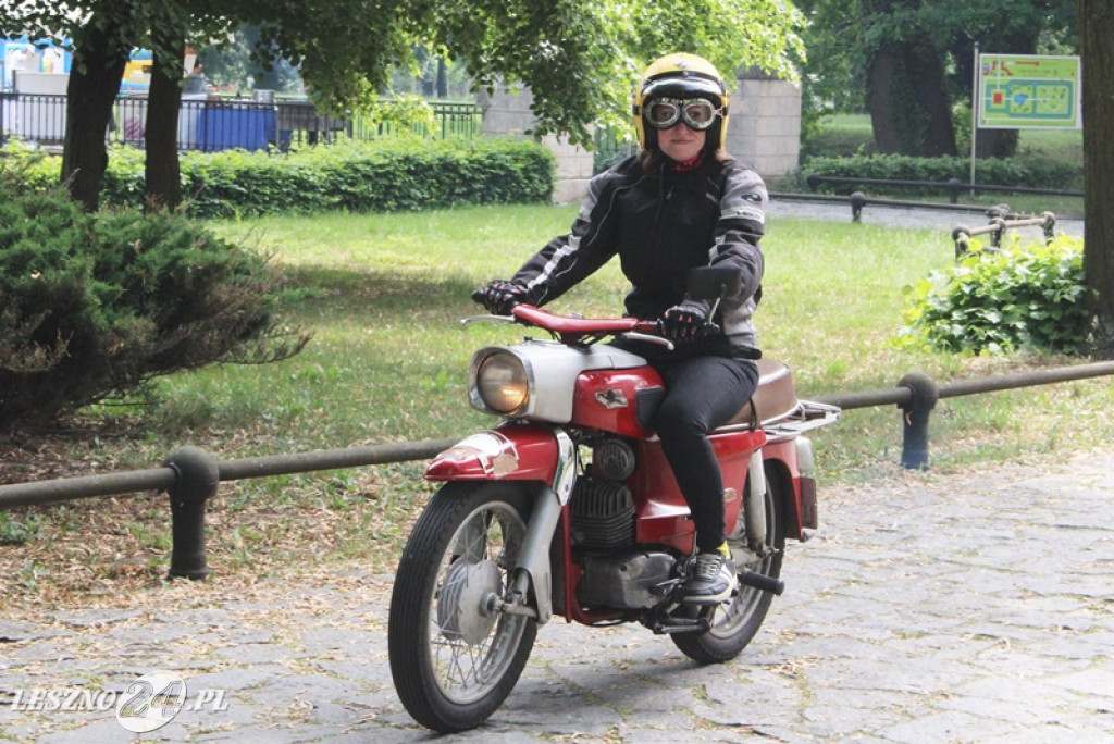 Mnóstwo zabytkowych pojazdów na rajdzie
