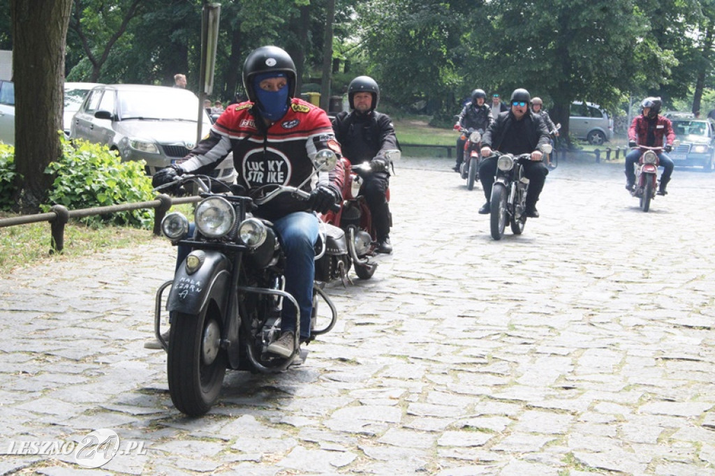 Mnóstwo zabytkowych pojazdów na rajdzie