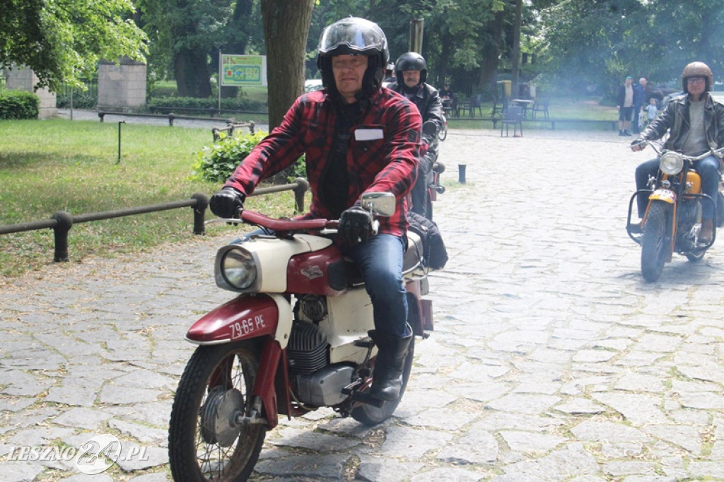 Mnóstwo zabytkowych pojazdów na rajdzie