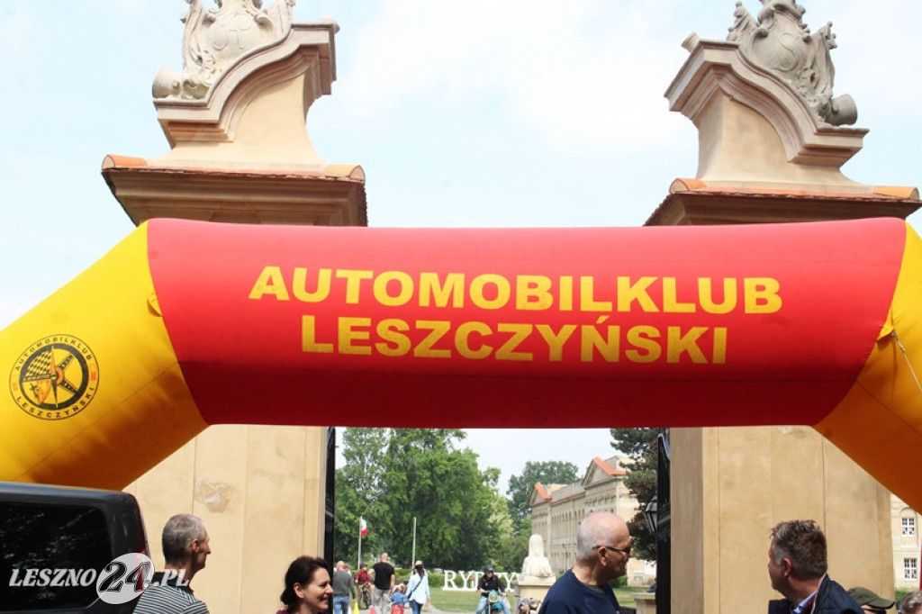 Mnóstwo zabytkowych pojazdów na rajdzie