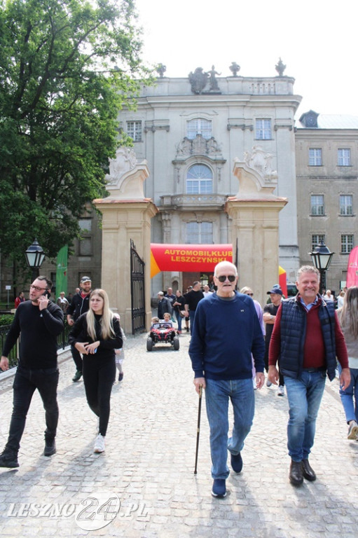 Mnóstwo zabytkowych pojazdów na rajdzie
