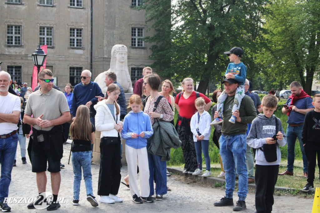 Mnóstwo zabytkowych pojazdów na rajdzie