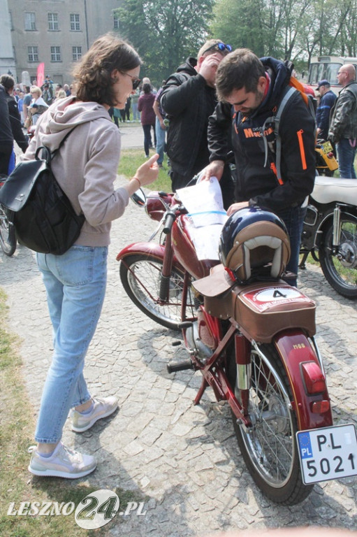 Mnóstwo zabytkowych pojazdów na rajdzie