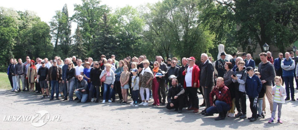 Mnóstwo zabytkowych pojazdów na rajdzie