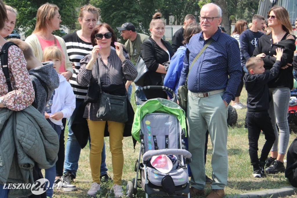 Mnóstwo zabytkowych pojazdów na rajdzie