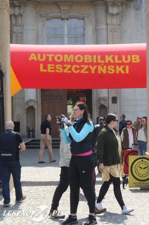 Mnóstwo zabytkowych pojazdów na rajdzie