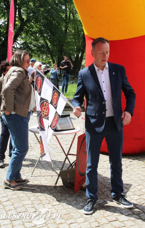 Mnóstwo zabytkowych pojazdów na rajdzie