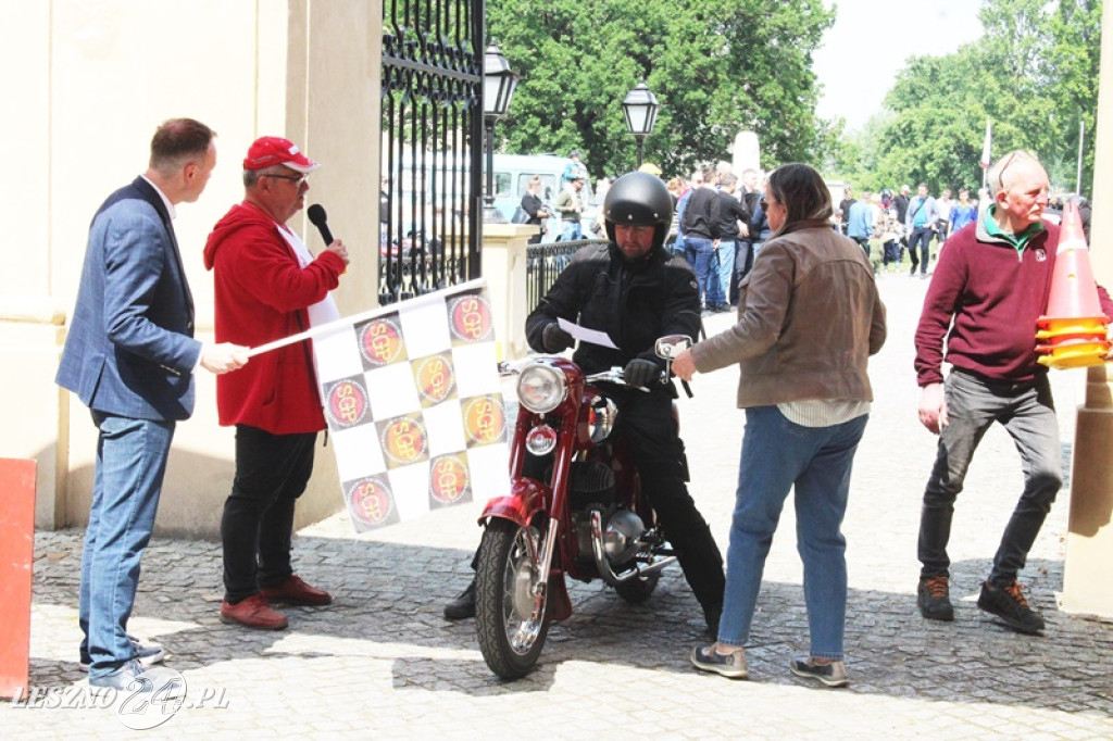 Mnóstwo zabytkowych pojazdów na rajdzie