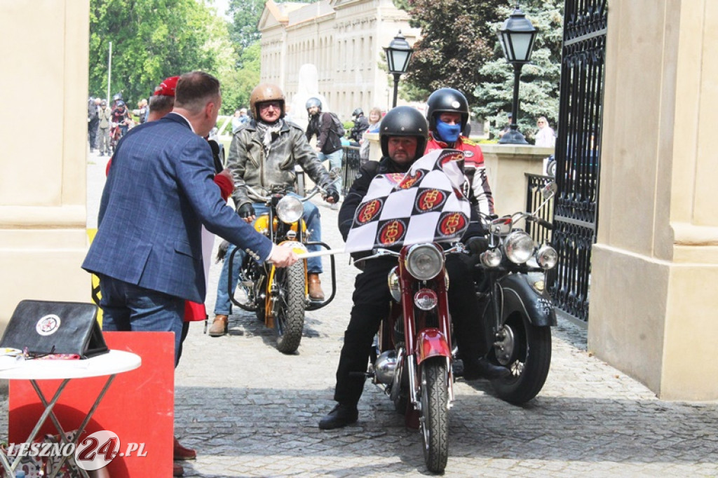 Mnóstwo zabytkowych pojazdów na rajdzie