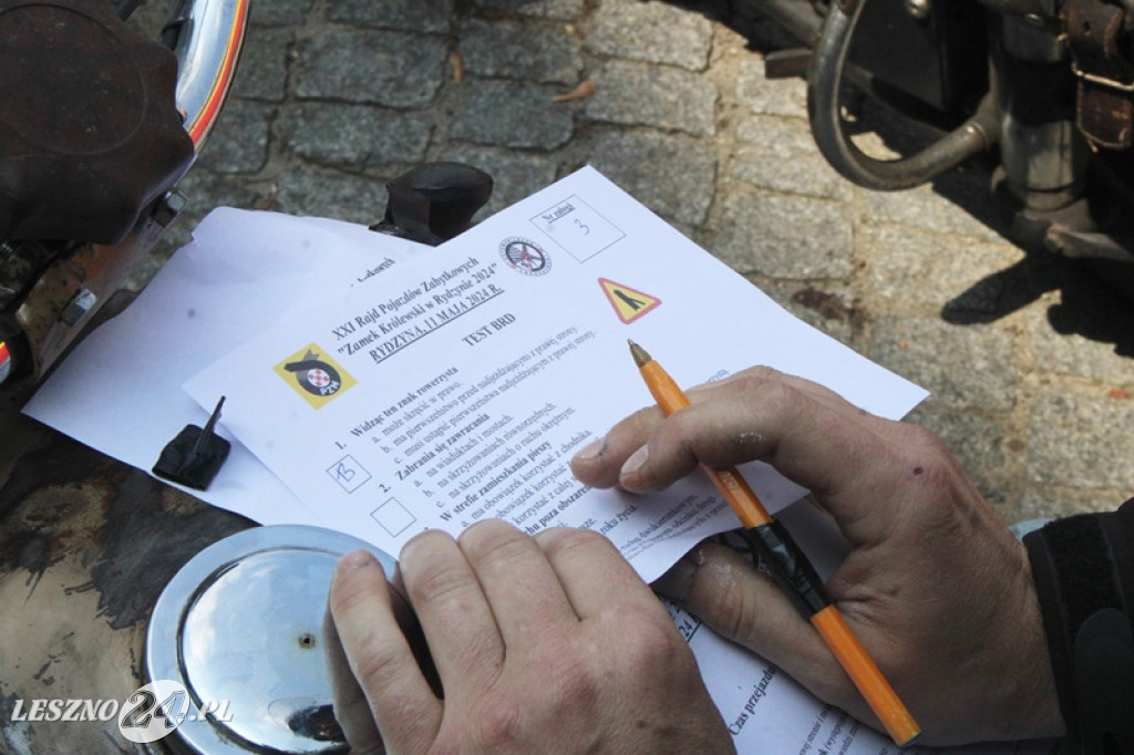 Mnóstwo zabytkowych pojazdów na rajdzie