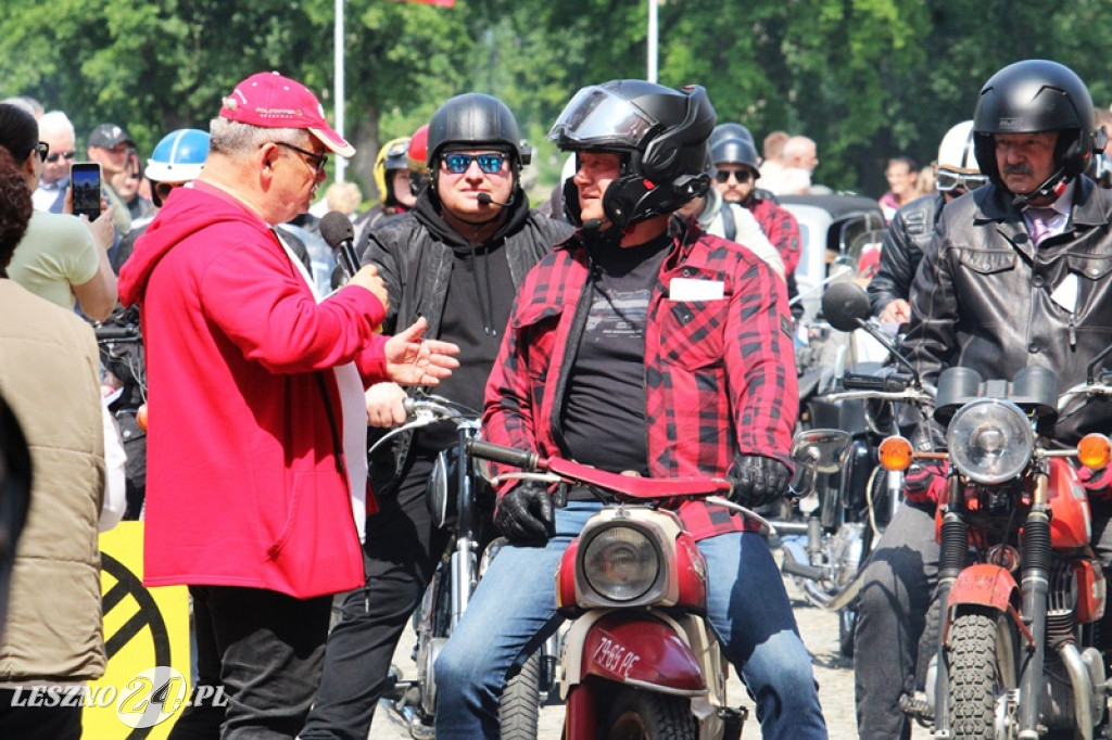 Mnóstwo zabytkowych pojazdów na rajdzie