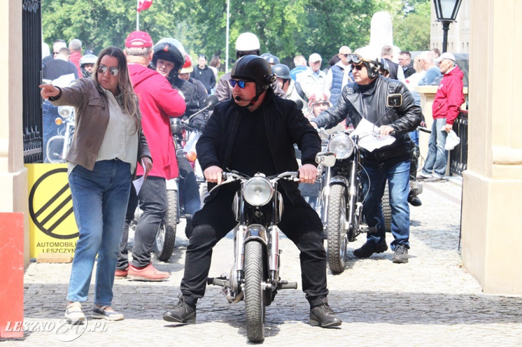 Mnóstwo zabytkowych pojazdów na rajdzie