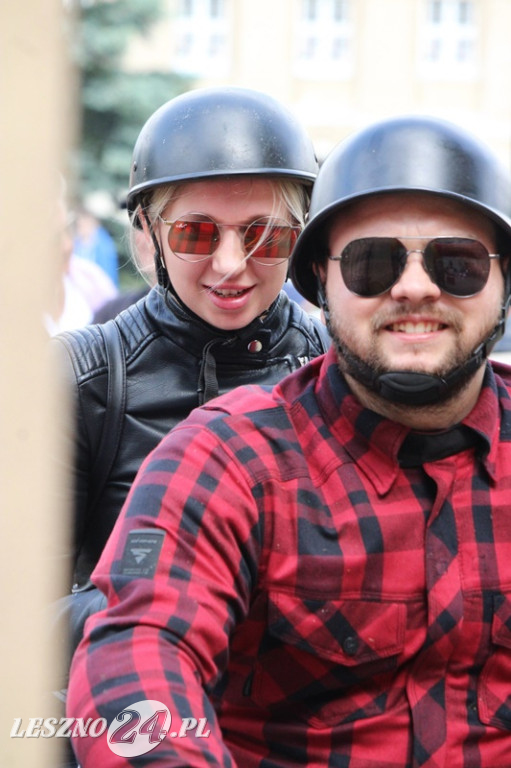 Mnóstwo zabytkowych pojazdów na rajdzie