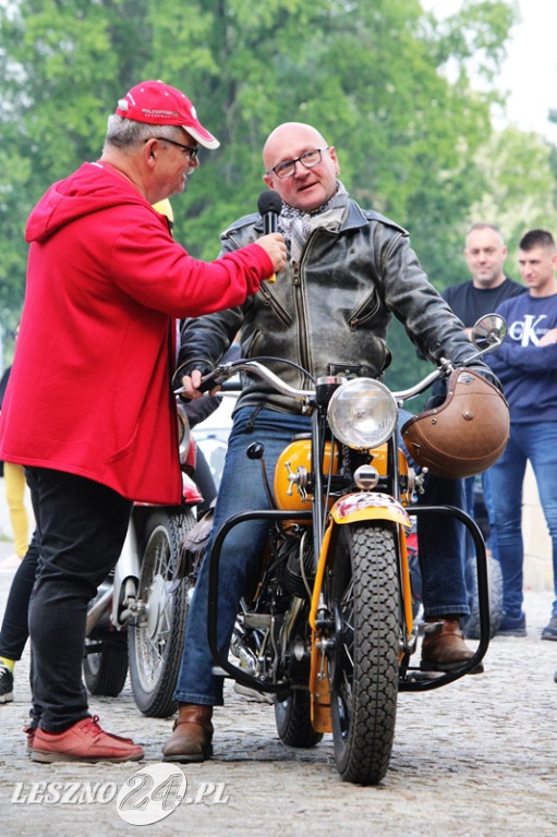 Mnóstwo zabytkowych pojazdów na rajdzie