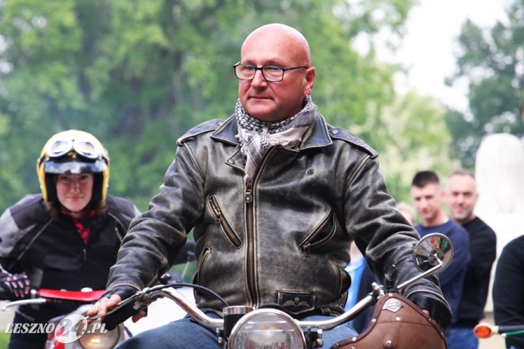 Mnóstwo zabytkowych pojazdów na rajdzie