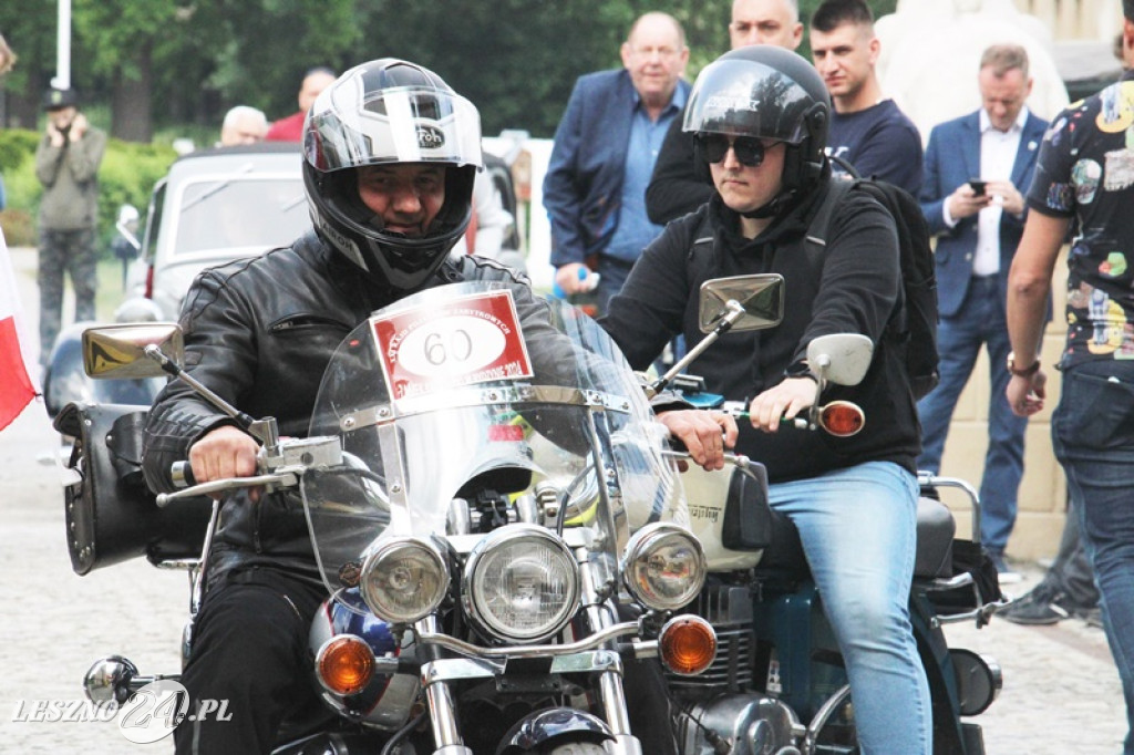 Mnóstwo zabytkowych pojazdów na rajdzie